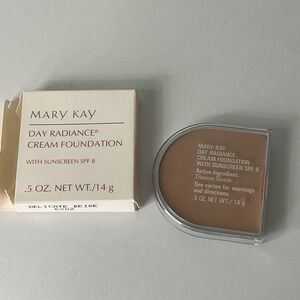 Mary Kay Day Radiance Cream Foundation Delicate Beige D-shape #6302  .5 OZ